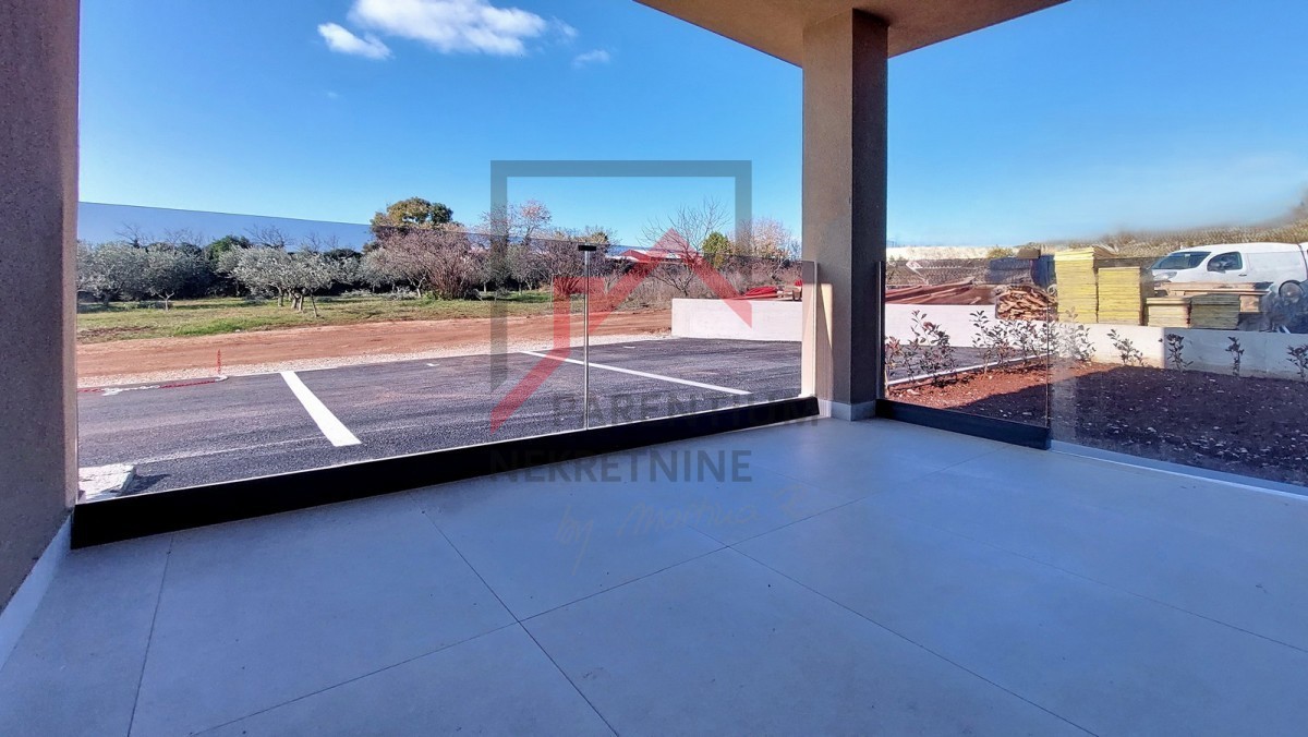 Poreč, okolica, novo stanovanje v pritličju, z dvema spalnicama, 2 parkirnima mestoma, kletjo in vrtom velikosti 180 m2