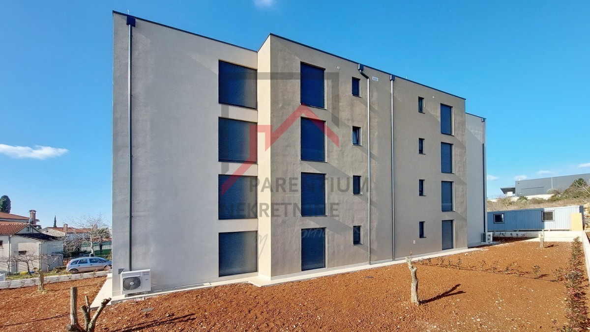 Poreč, okolica, novo stanovanje v pritličju, z dvema spalnicama, 2 parkirnima mestoma, kletjo in vrtom velikosti 180 m2