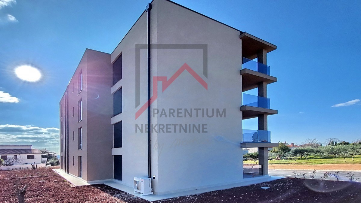 Poreč, okolica, novo stanovanje v pritličju, z dvema spalnicama, 2 parkirnima mestoma, kletjo in vrtom velikosti 180 m2