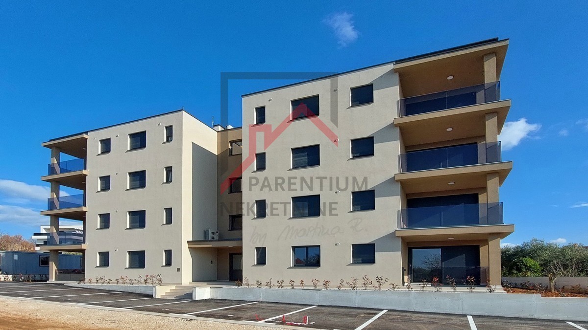Poreč, okolica, novo stanovanje v pritličju, z dvema spalnicama, 2 parkirnima mestoma, kletjo in vrtom velikosti 180 m2