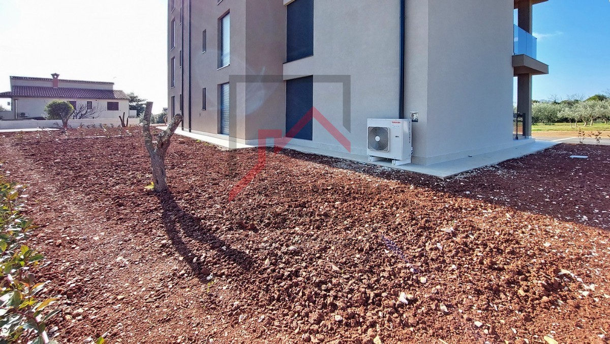 Poreč, okolica, novo stanovanje v pritličju, z dvema spalnicama, 2 parkirnima mestoma, kletjo in vrtom velikosti 180 m2
