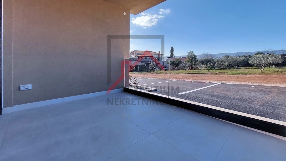 Poreč, okolica, novo stanovanje v pritličju, z dvema spalnicama, 2 parkirnima mestoma, kletjo in vrtom velikosti 180 m2