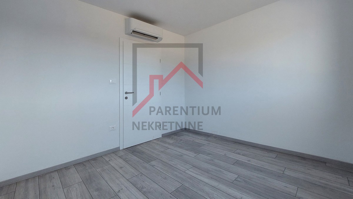 Poreč, okolica, novo stanovanje v pritličju, z dvema spalnicama, 2 parkirnima mestoma, kletjo in vrtom velikosti 180 m2