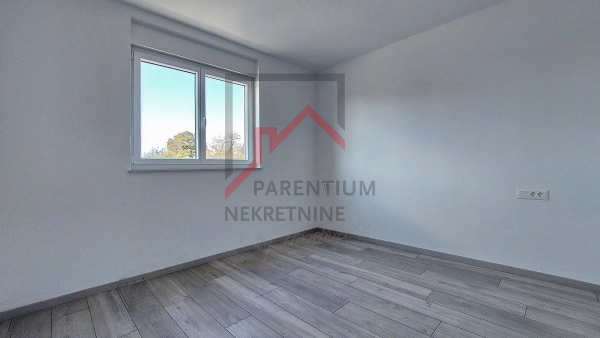 Poreč, okolica, novo stanovanje v pritličju, z dvema spalnicama, 2 parkirnima mestoma, kletjo in vrtom velikosti 180 m2