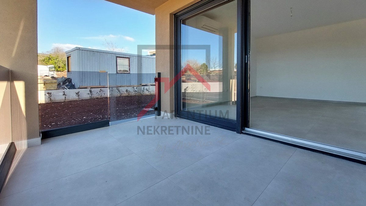 Poreč, okolica, novo stanovanje v pritličju, z dvema spalnicama, 2 parkirnima mestoma, kletjo in vrtom velikosti 180 m2