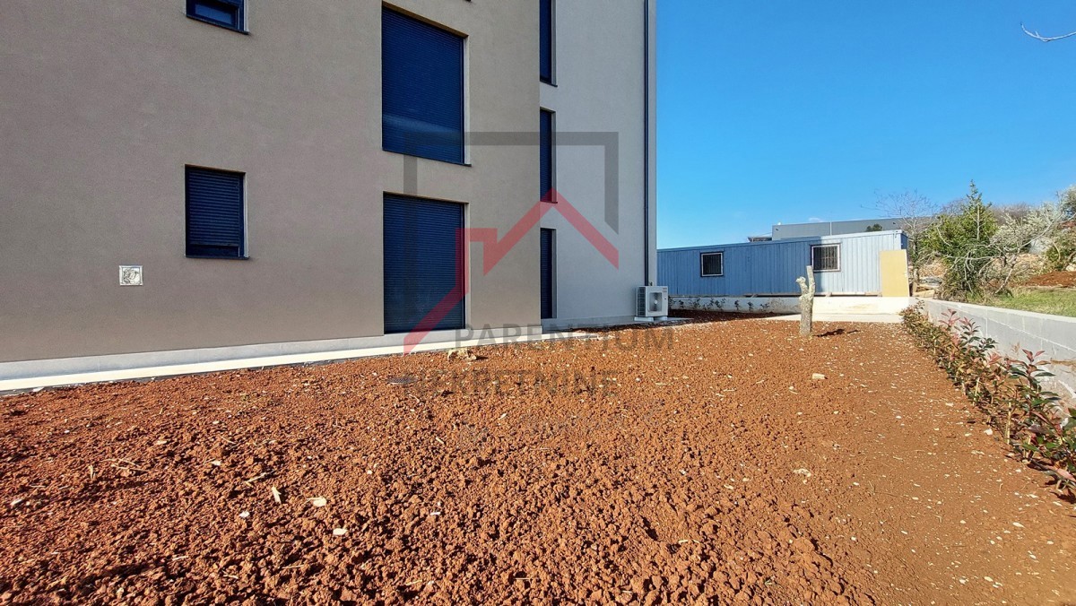 Poreč, okolica, novo stanovanje v pritličju, z dvema spalnicama, 2 parkirnima mestoma, kletjo in vrtom velikosti 180 m2