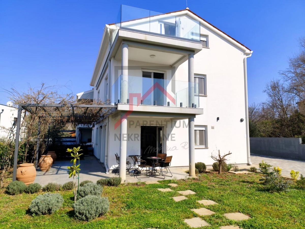 Moderna hiša z vrtom, 5 km od Poreča - mirna lokacija, zadnja v vrsti