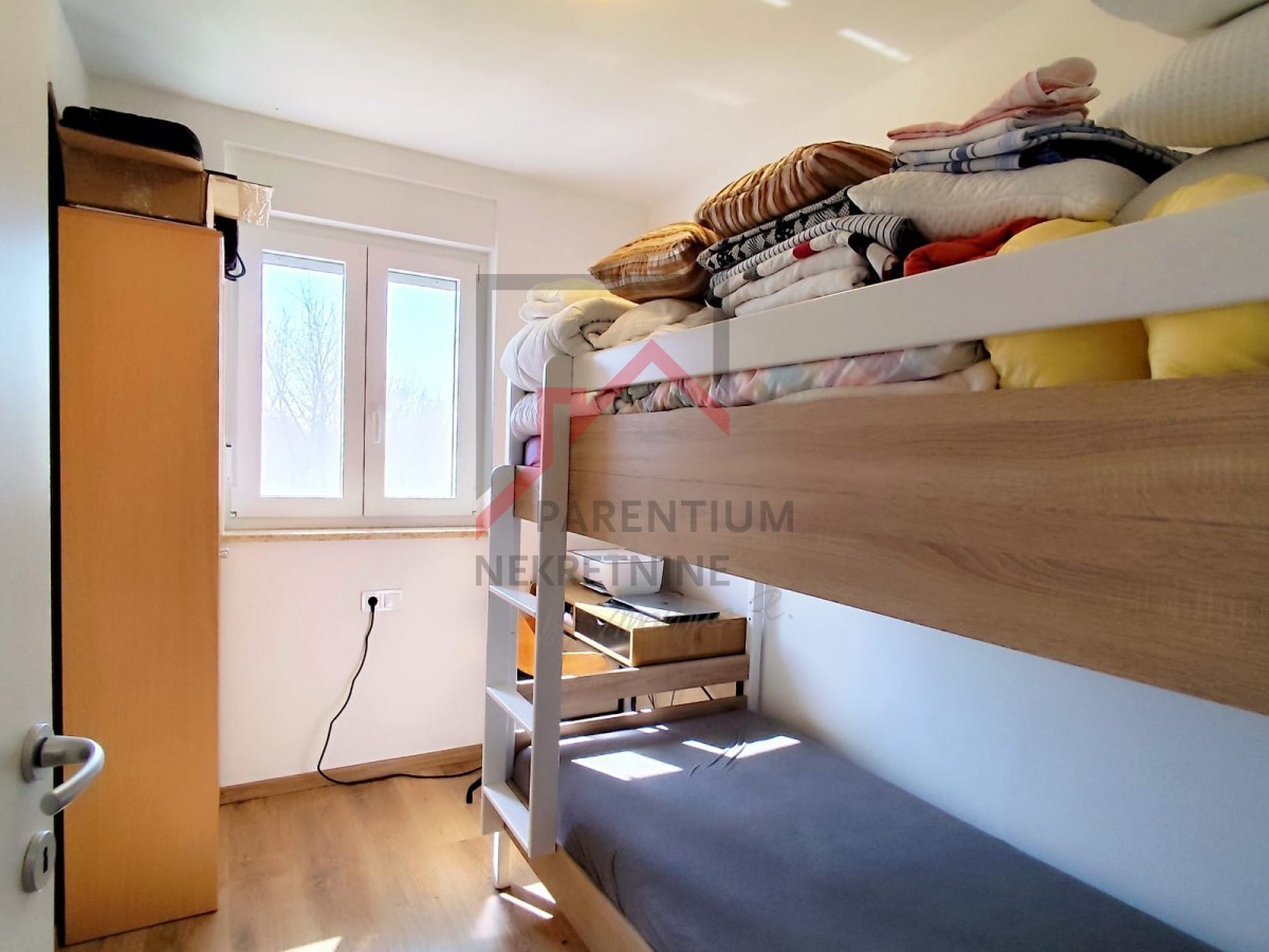 Moderna hiša z vrtom, 5 km od Poreča - mirna lokacija, zadnja v vrsti