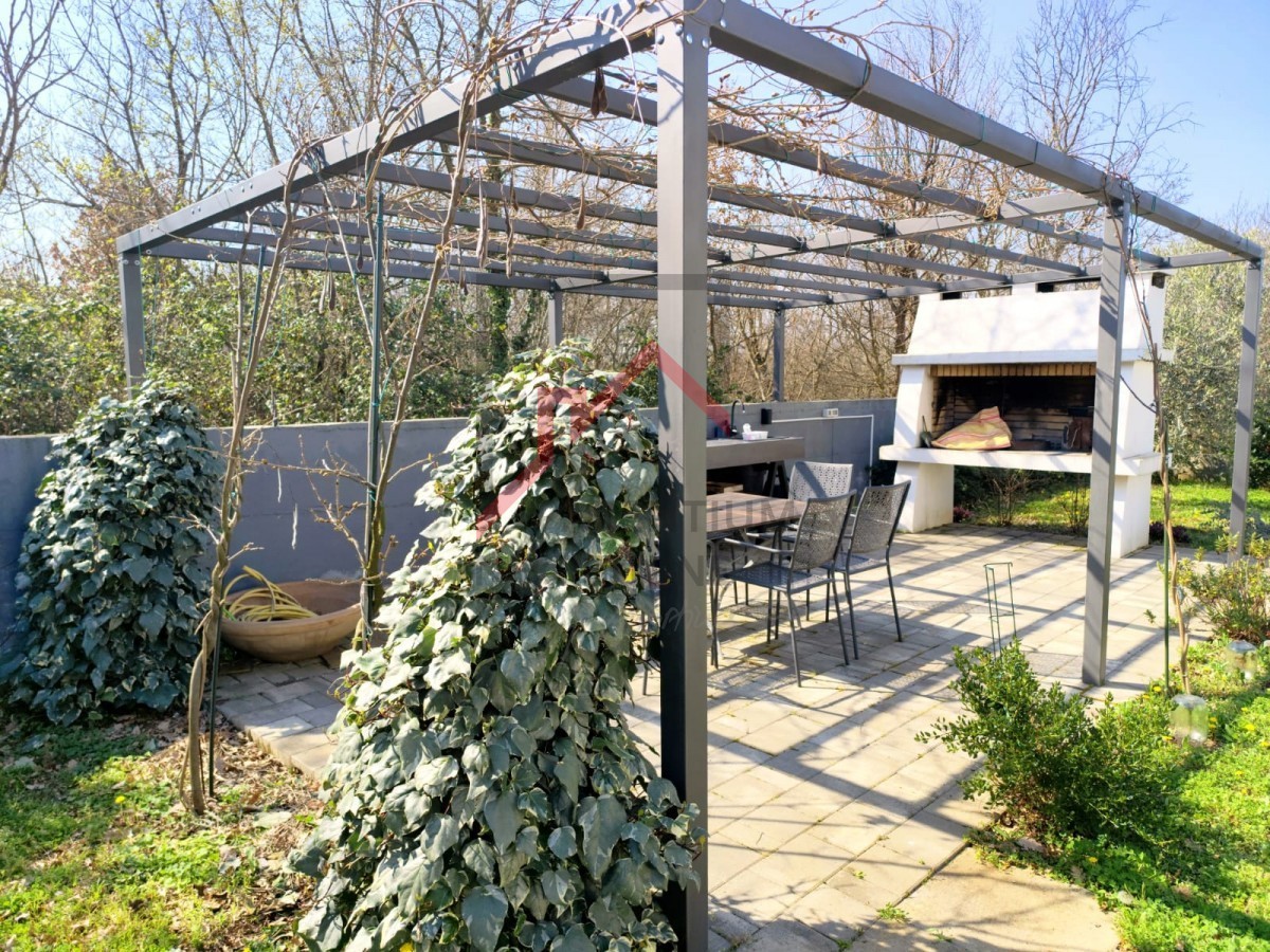 Moderna hiša z vrtom, 5 km od Poreča - mirna lokacija, zadnja v vrsti