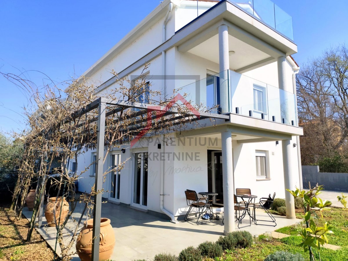 Moderna hiša z vrtom, 5 km od Poreča - mirna lokacija, zadnja v vrsti