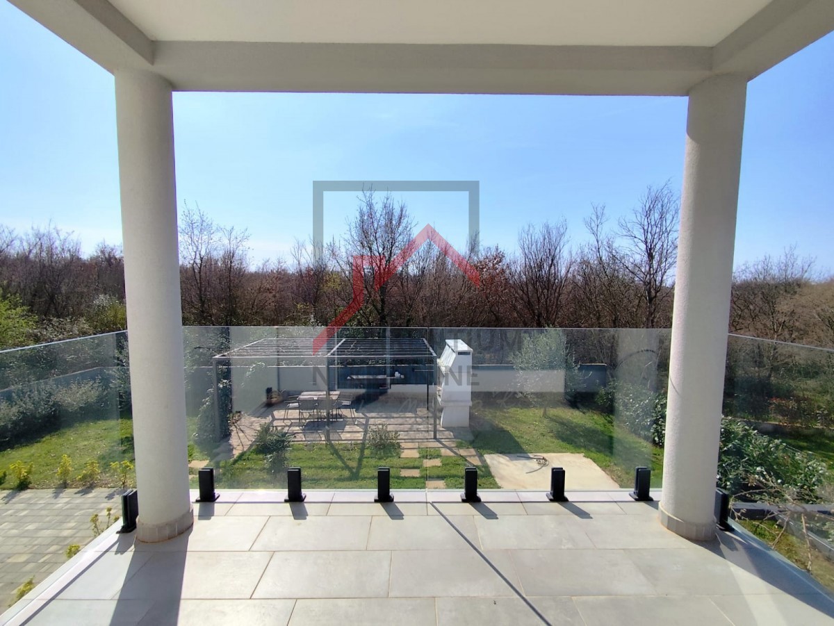 Moderna hiša z vrtom, 5 km od Poreča - mirna lokacija, zadnja v vrsti