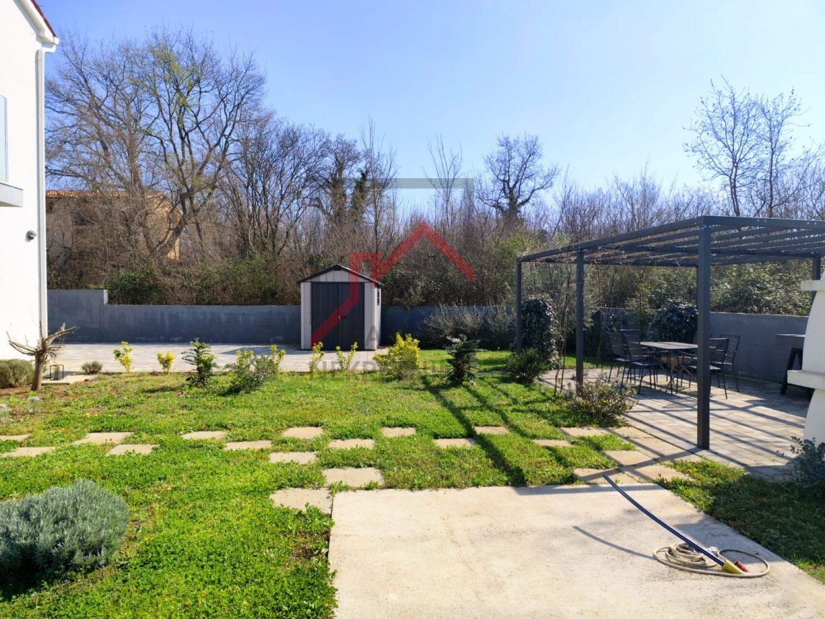 Moderna hiša z vrtom, 5 km od Poreča - mirna lokacija, zadnja v vrsti