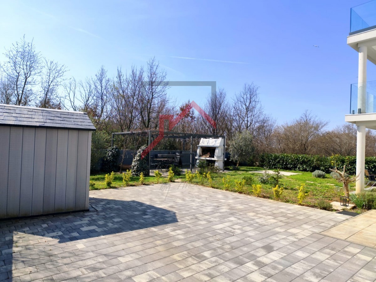 Moderna hiša z vrtom, 5 km od Poreča - mirna lokacija, zadnja v vrsti