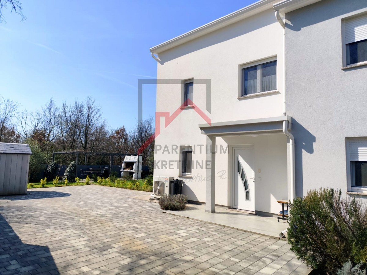 Moderna hiša z vrtom, 5 km od Poreča - mirna lokacija, zadnja v vrsti