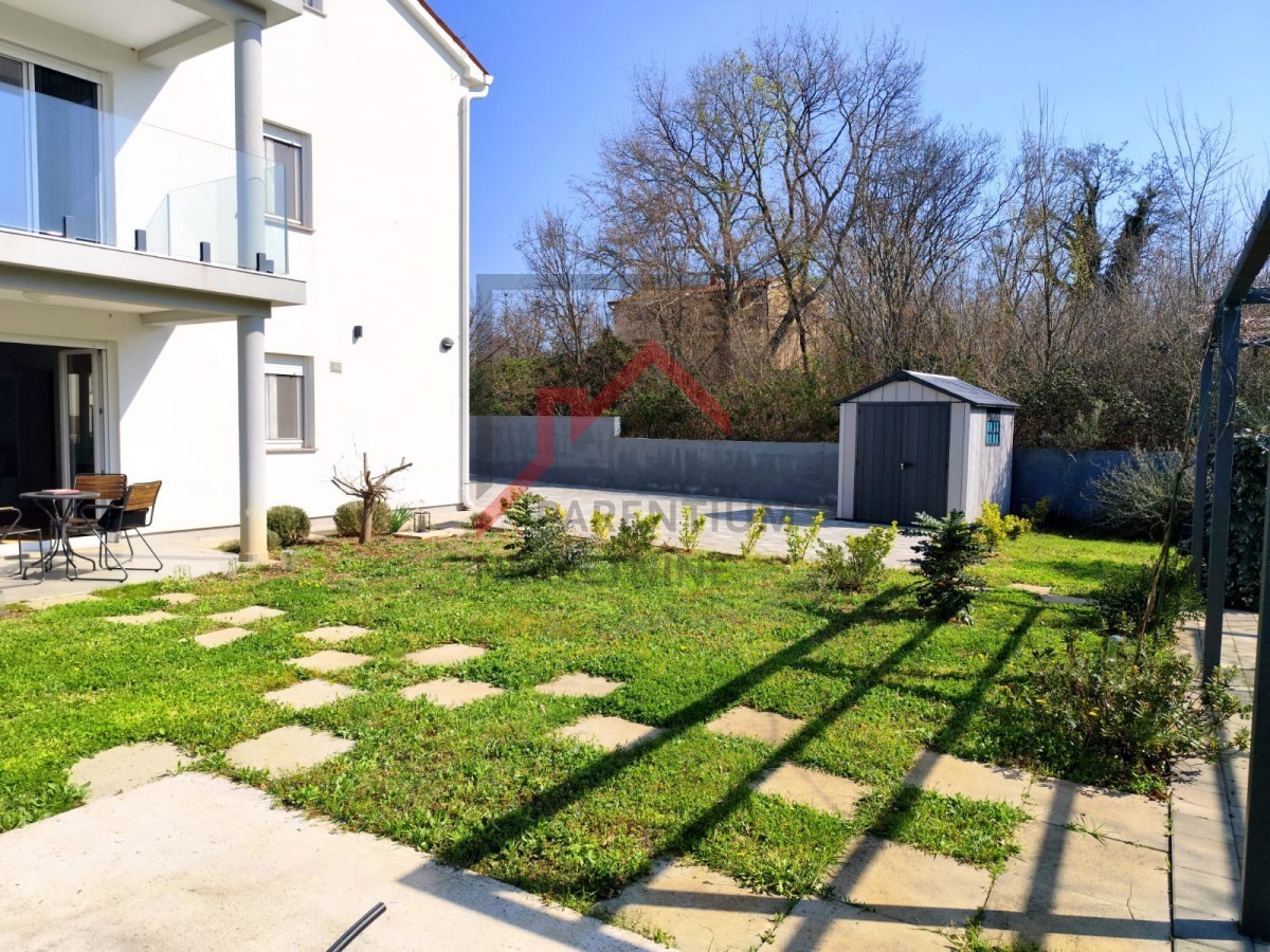 Moderna hiša z vrtom, 5 km od Poreča - mirna lokacija, zadnja v vrsti