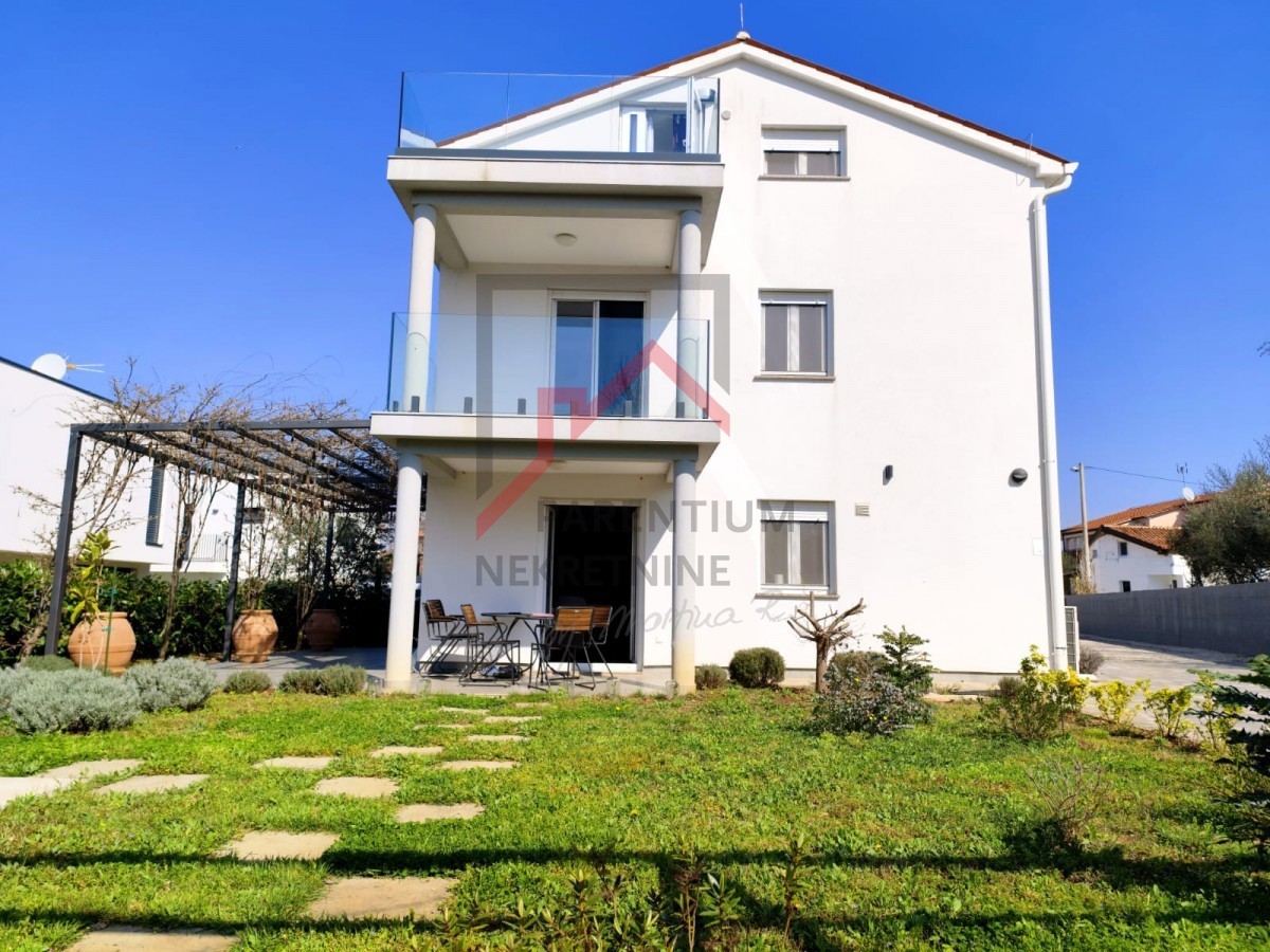 Moderna hiša z vrtom, 5 km od Poreča - mirna lokacija, zadnja v vrsti