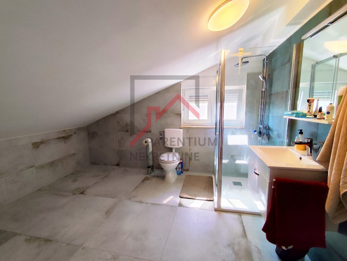 Moderna hiša z vrtom, 5 km od Poreča - mirna lokacija, zadnja v vrsti