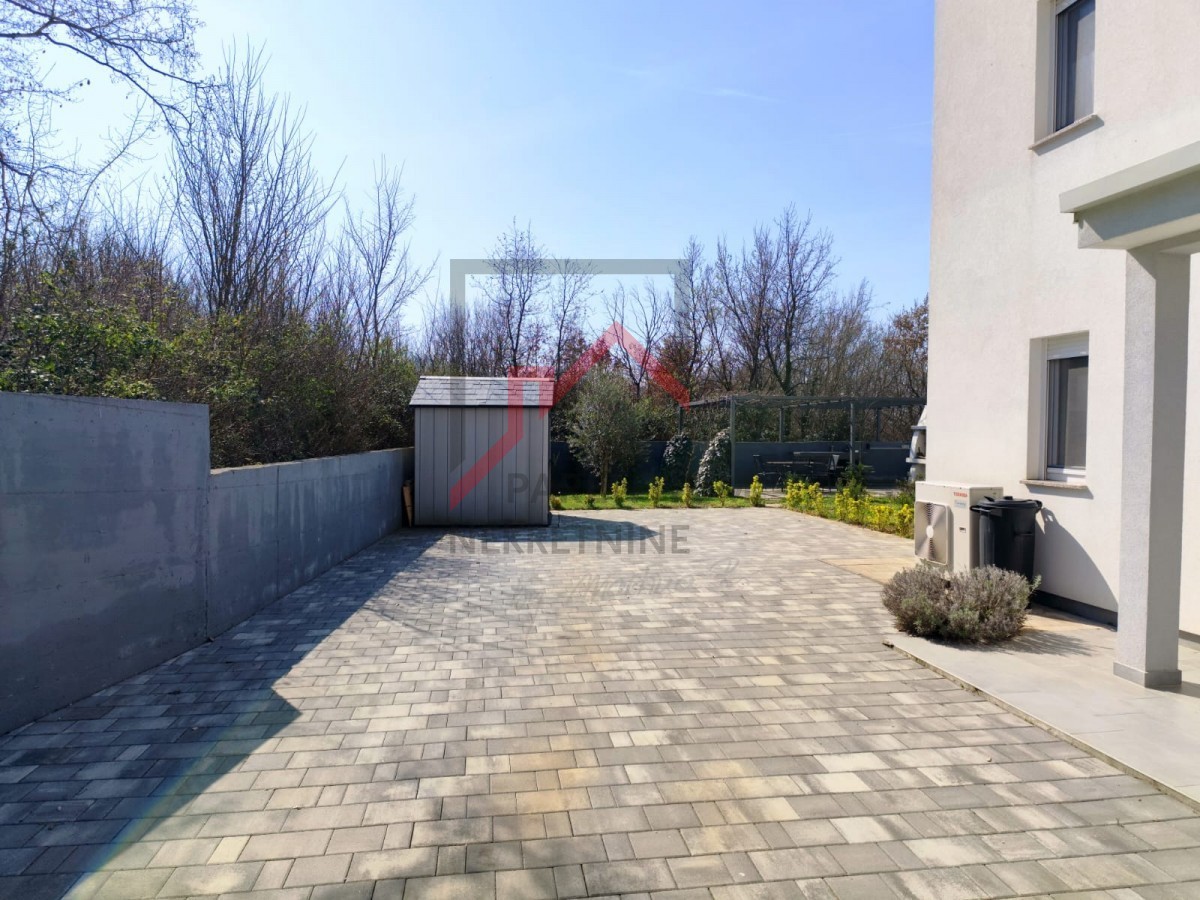 Moderna hiša z vrtom, 5 km od Poreča - mirna lokacija, zadnja v vrsti