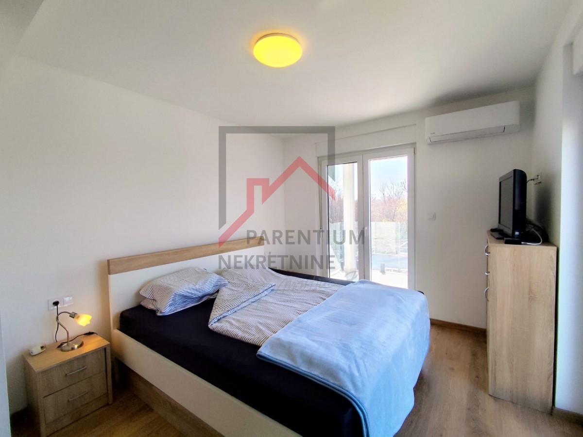 Moderna hiša z vrtom, 5 km od Poreča - mirna lokacija, zadnja v vrsti