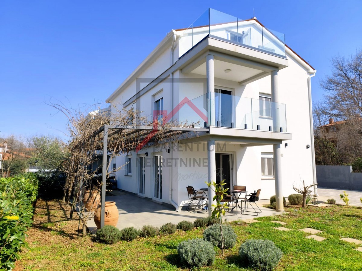 Moderna hiša z vrtom, 5 km od Poreča - mirna lokacija, zadnja v vrsti