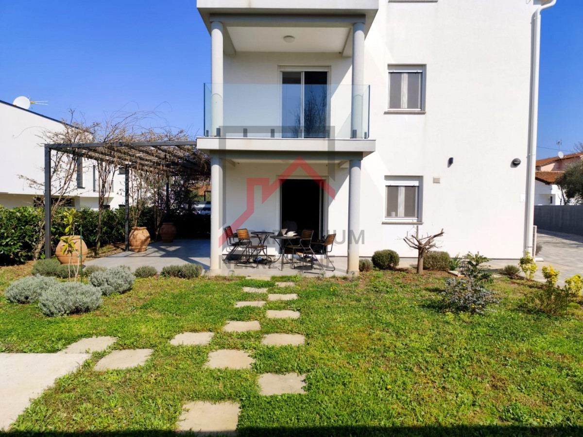 Moderna hiša z vrtom, 5 km od Poreča - mirna lokacija, zadnja v vrsti