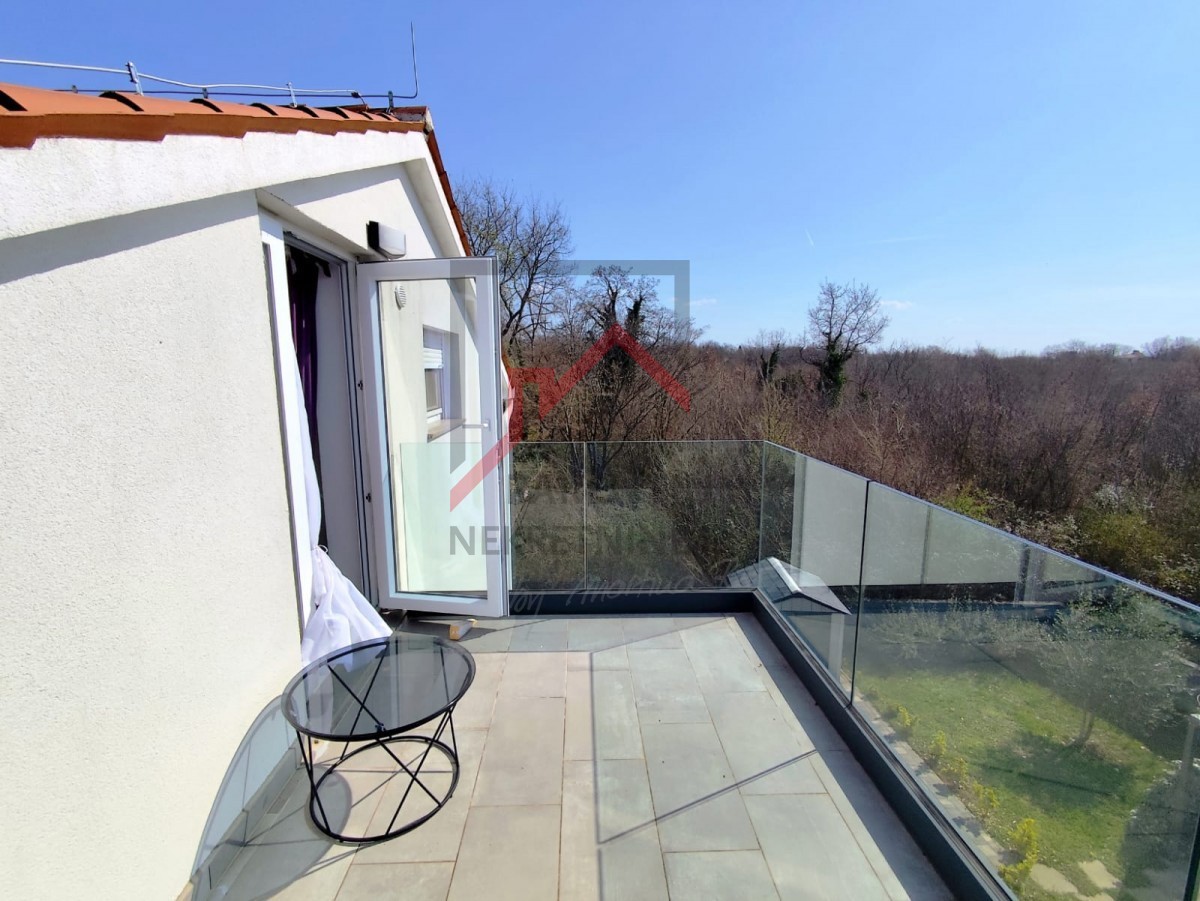 Moderna hiša z vrtom, 5 km od Poreča - mirna lokacija, zadnja v vrsti