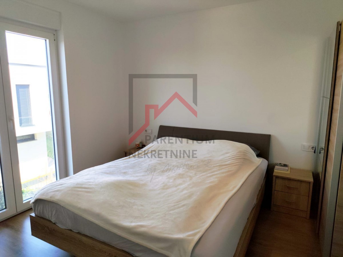 Moderna hiša z vrtom, 5 km od Poreča - mirna lokacija, zadnja v vrsti