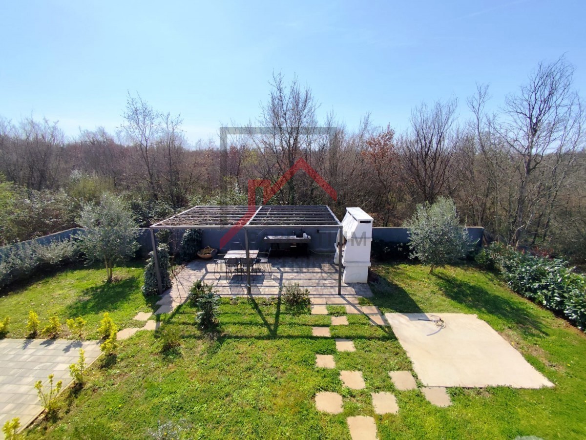 Moderna hiša z vrtom, 5 km od Poreča - mirna lokacija, zadnja v vrsti