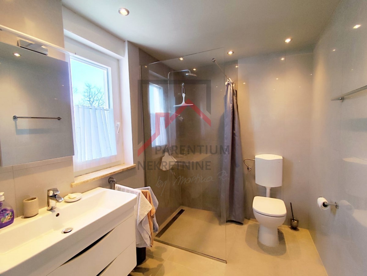 Moderna hiša z vrtom, 5 km od Poreča - mirna lokacija, zadnja v vrsti