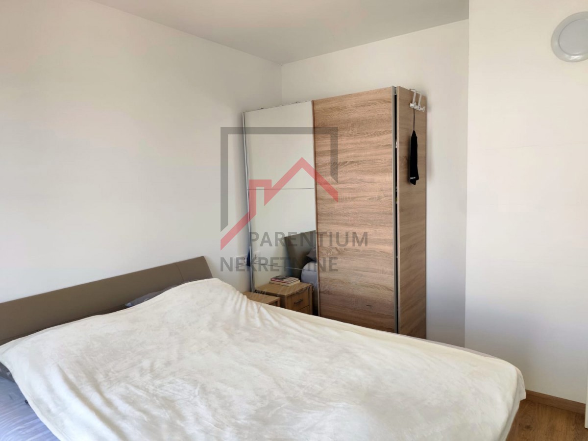 Moderna hiša z vrtom, 5 km od Poreča - mirna lokacija, zadnja v vrsti