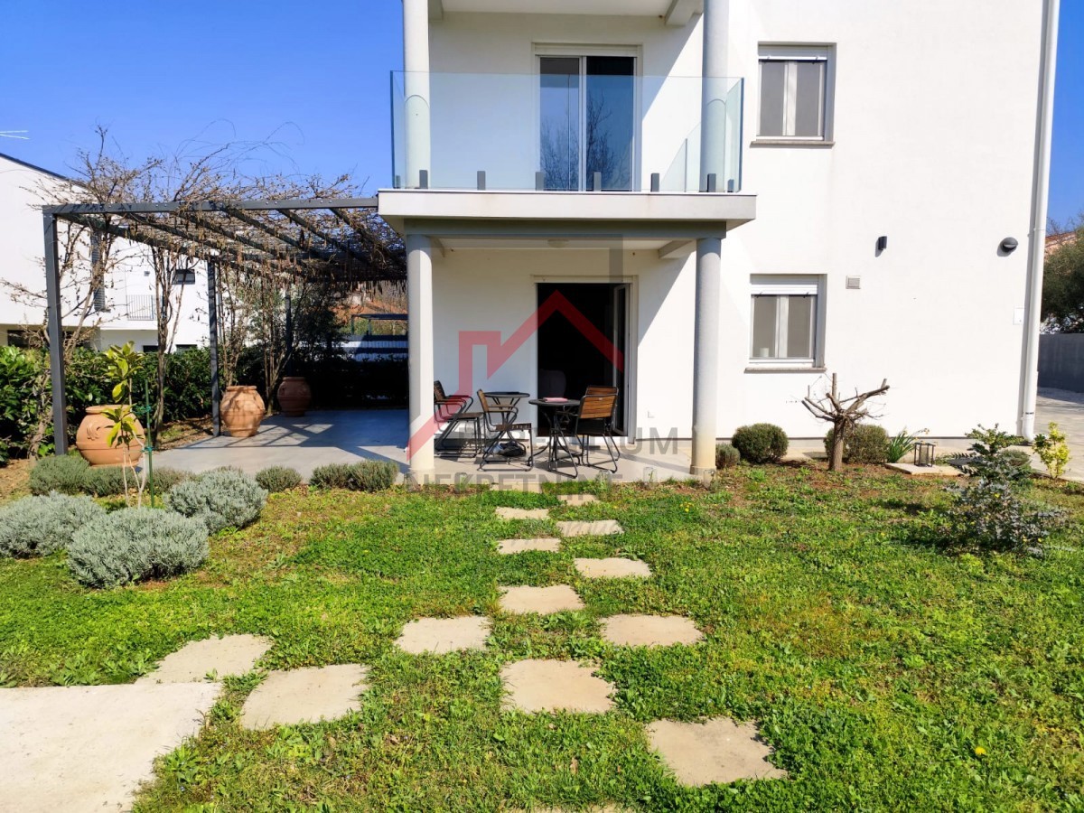 Moderna hiša z vrtom, 5 km od Poreča - mirna lokacija, zadnja v vrsti