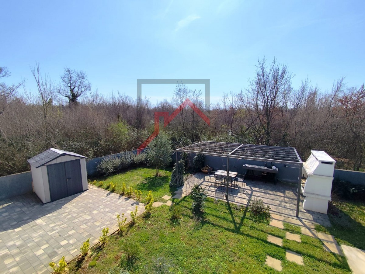 Moderna hiša z vrtom, 5 km od Poreča - mirna lokacija, zadnja v vrsti