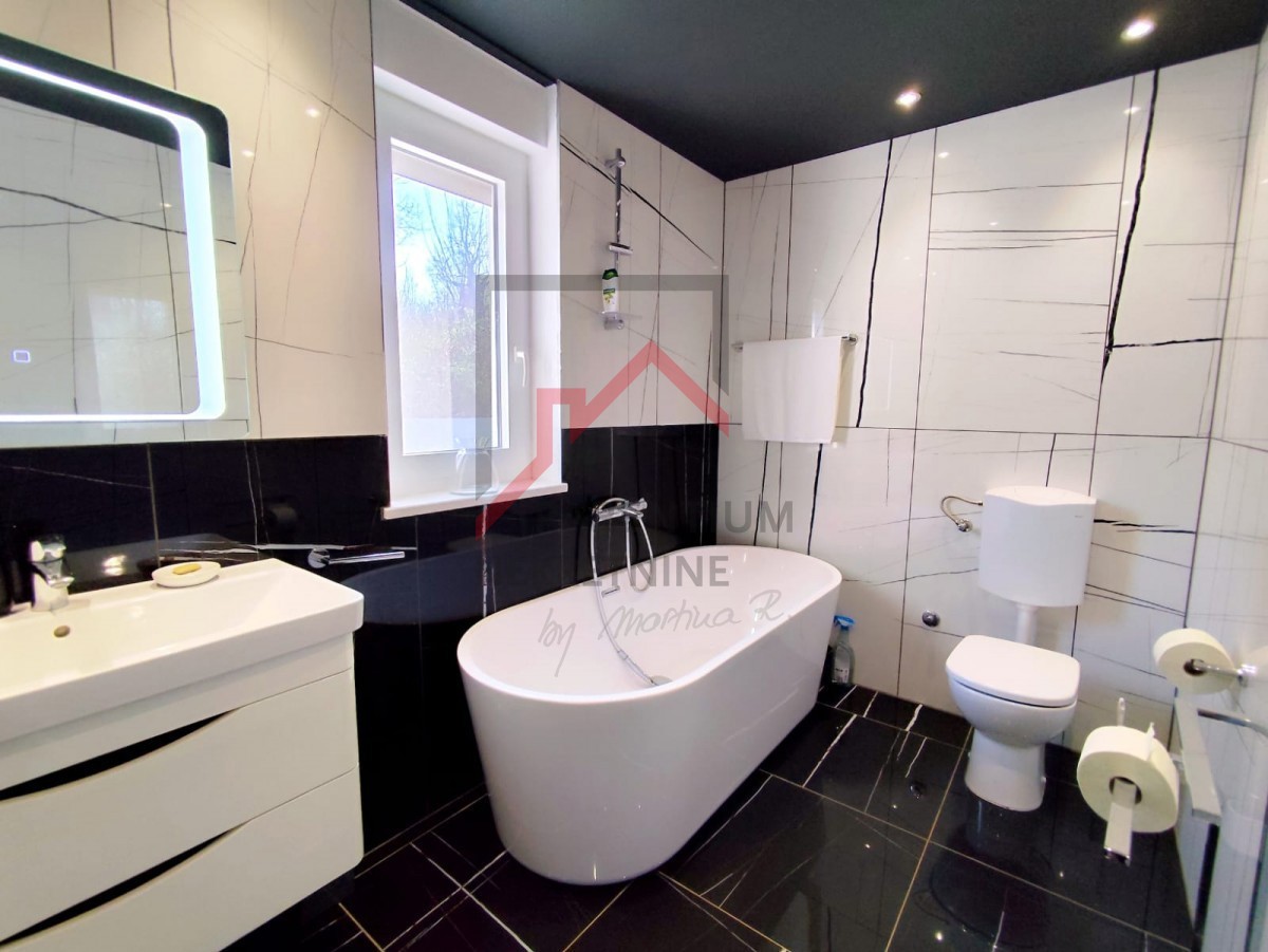 Moderna hiša z vrtom, 5 km od Poreča - mirna lokacija, zadnja v vrsti