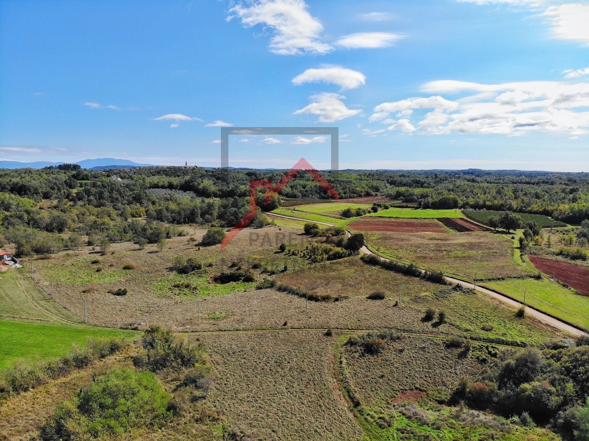 Istra, Vižinada - Zemljišče z gradbenim in kmetijskim delom