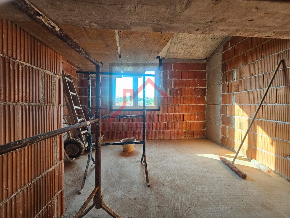 Stan z dvema spalnicama, na dveh etažah