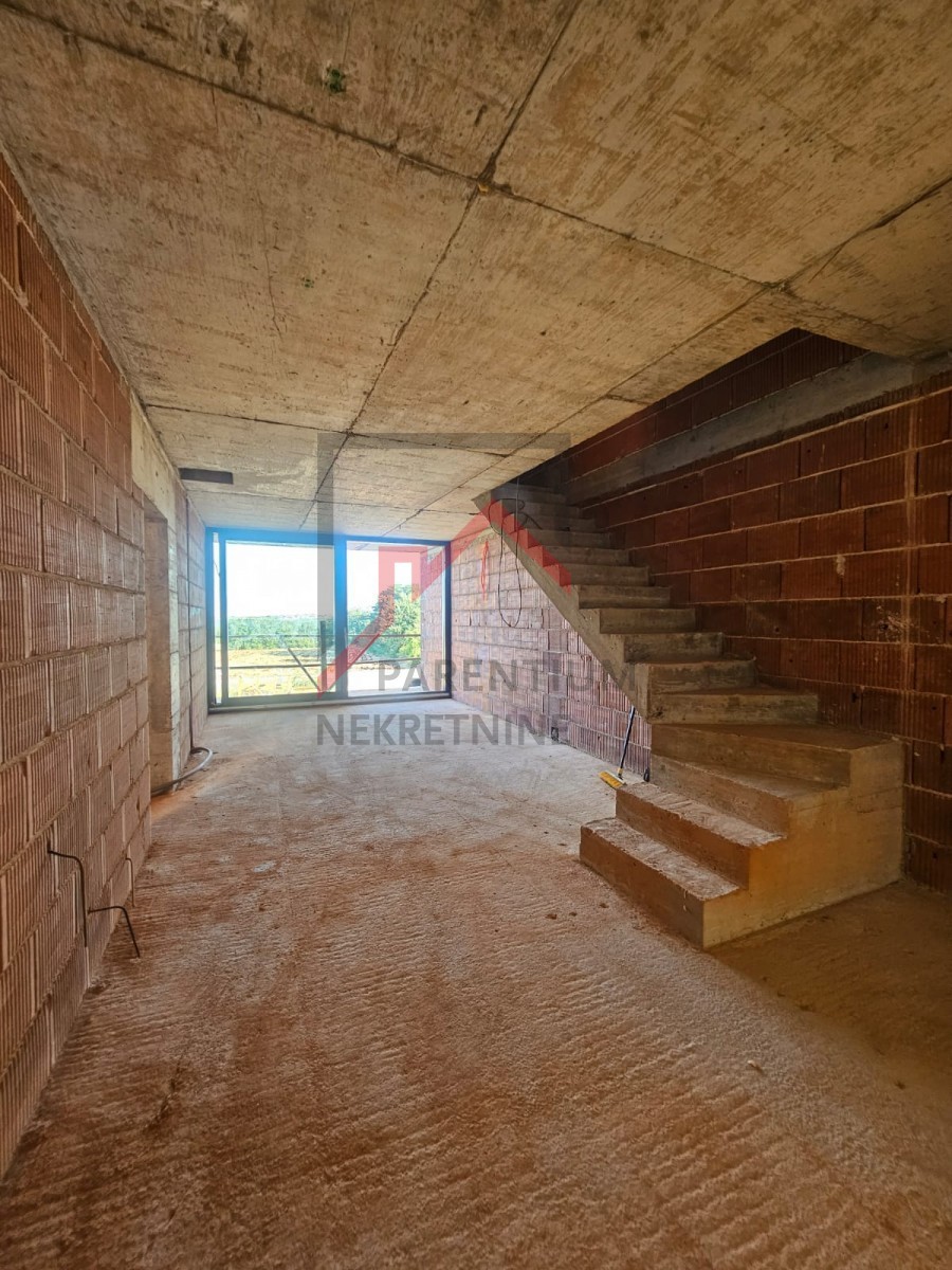 Stan z dvema spalnicama, na dveh etažah