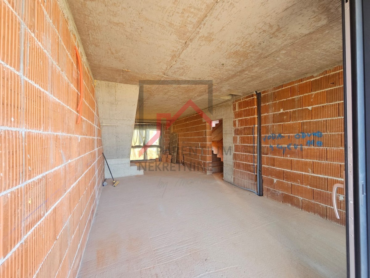 Stan z dvema spalnicama, na dveh etažah