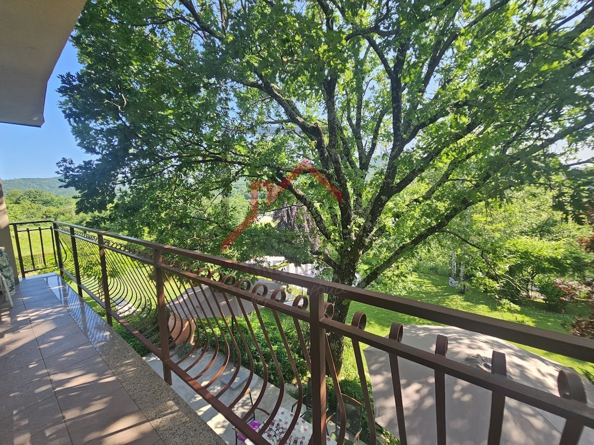 Samostojna hiša z lepo okolico v bližini Pazina