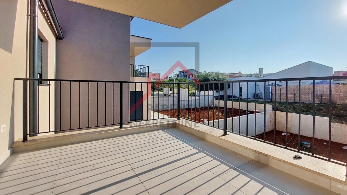 Istra, območje Poreča – Apartma v 1. nadstropju z zasebnim vhodom in pokrito teraso
