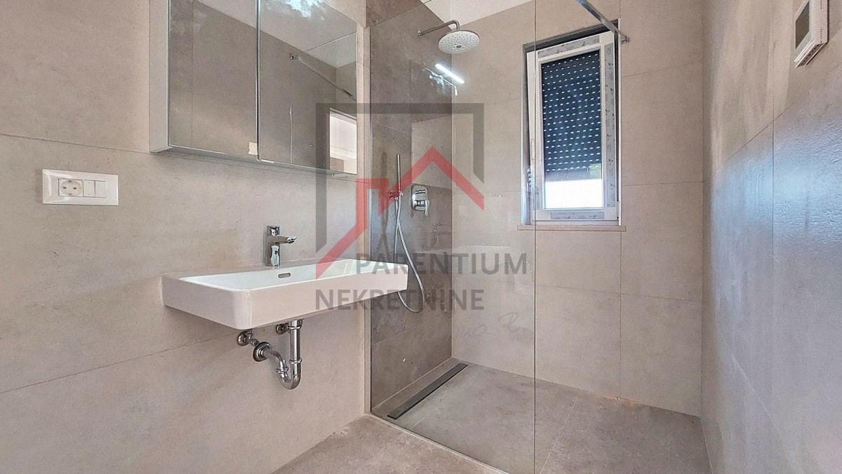 Istra, območje Poreča – Apartma v 1. nadstropju z zasebnim vhodom in pokrito teraso