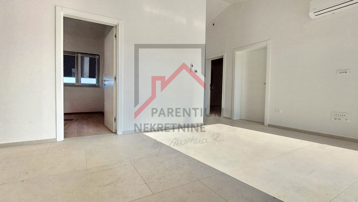 Istra, območje Poreča – Apartma v 1. nadstropju z zasebnim vhodom in pokrito teraso