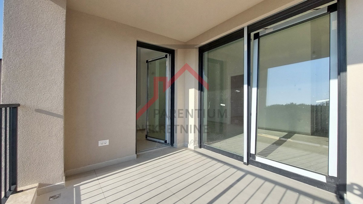 Istra, območje Poreča – Apartma v 1. nadstropju z zasebnim vhodom in pokrito teraso