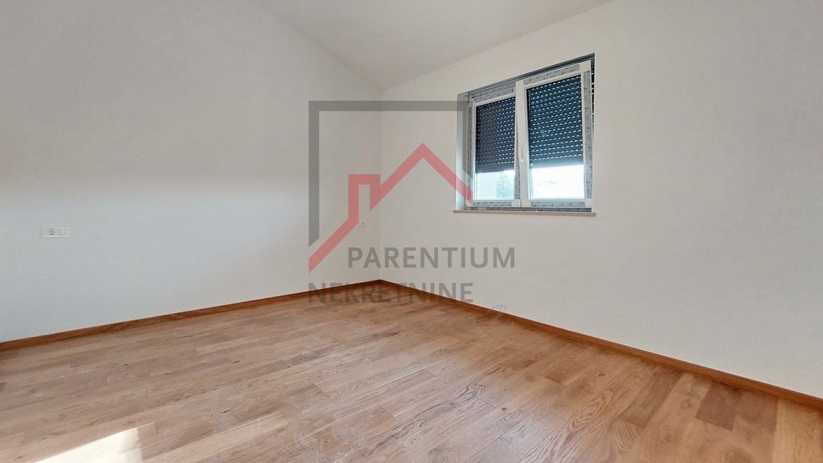 Istra, območje Poreča – Apartma v 1. nadstropju z zasebnim vhodom in pokrito teraso