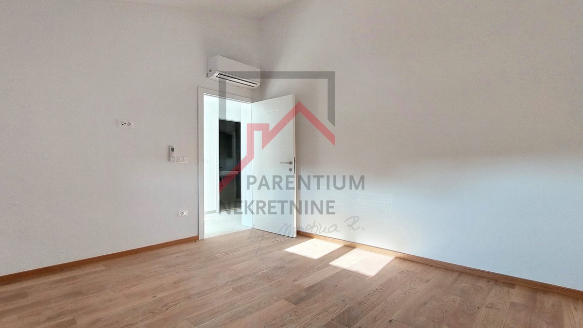 Istra, območje Poreča – Apartma v 1. nadstropju z zasebnim vhodom in pokrito teraso