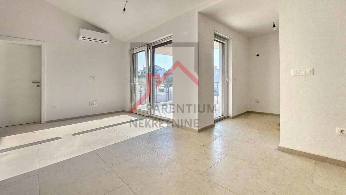 Istra, območje Poreča – Apartma v 1. nadstropju z zasebnim vhodom in pokrito teraso