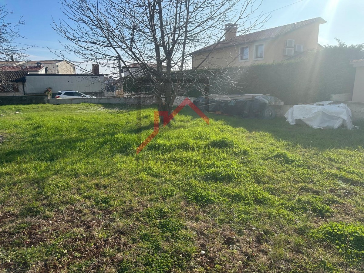 Istra, okolica Poreča - Gradbeno zemljišče pravilne oblike 2 km od morja