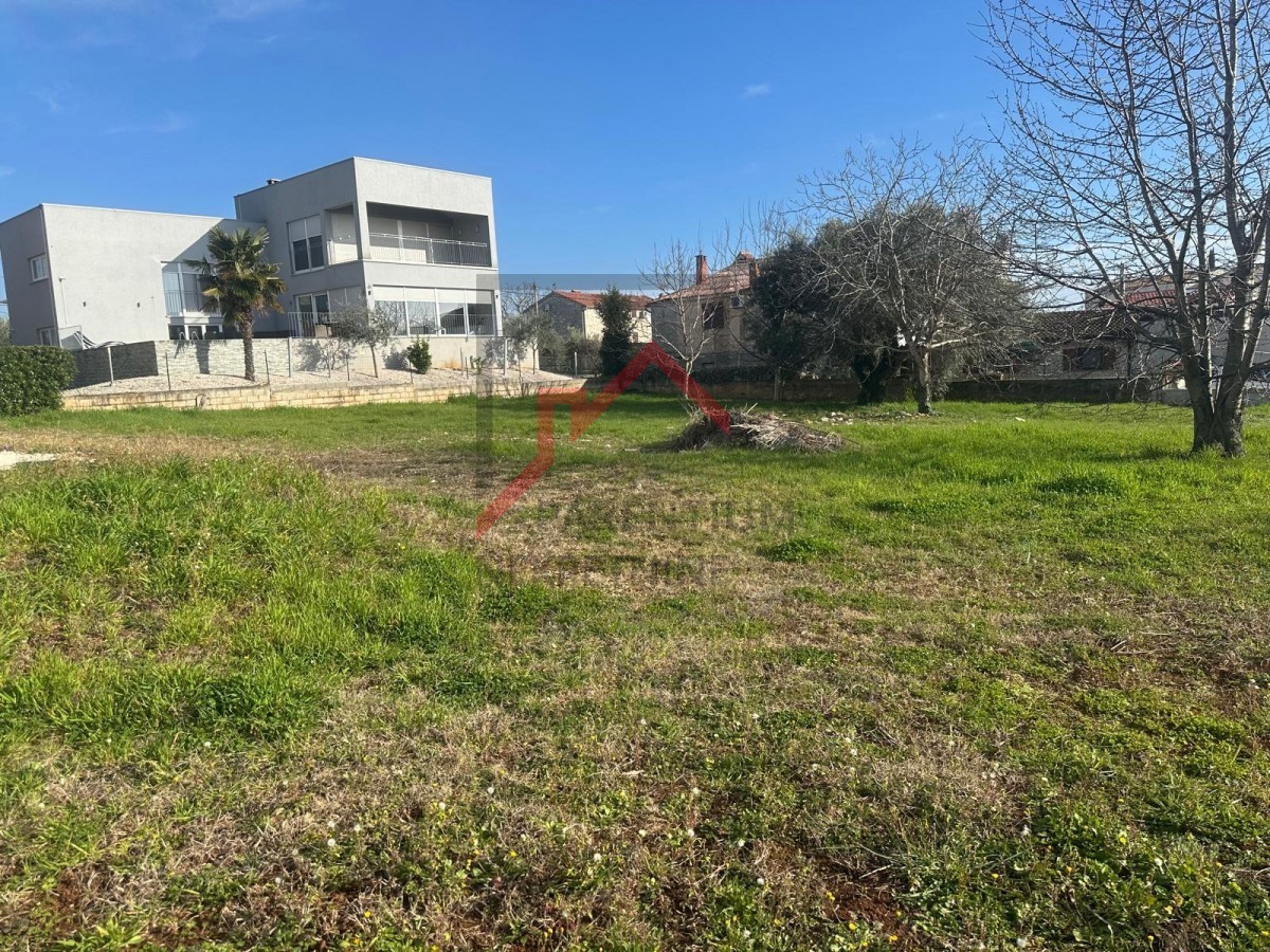 Istra, okolica Poreča - Gradbeno zemljišče pravilne oblike 2 km od morja