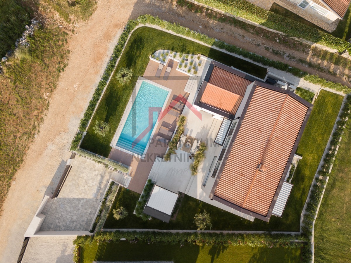 Lepa in dobro zgrajena vila, v mirni majhni vasici