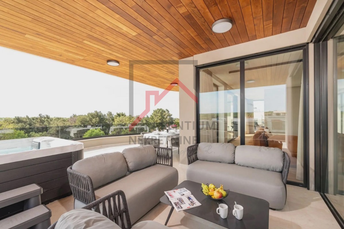 Istra, Poreč - Moderno luksuzno penthouse 800 metrov od morja s pogledom na morje