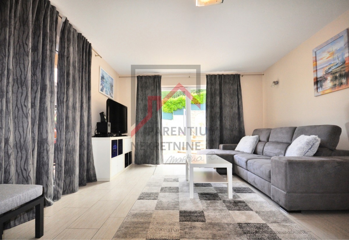 Istra, Poreč - EKSKLUZIVNO - Hiša z bazenom in dvema ločenima apartmajema 4 km od morja